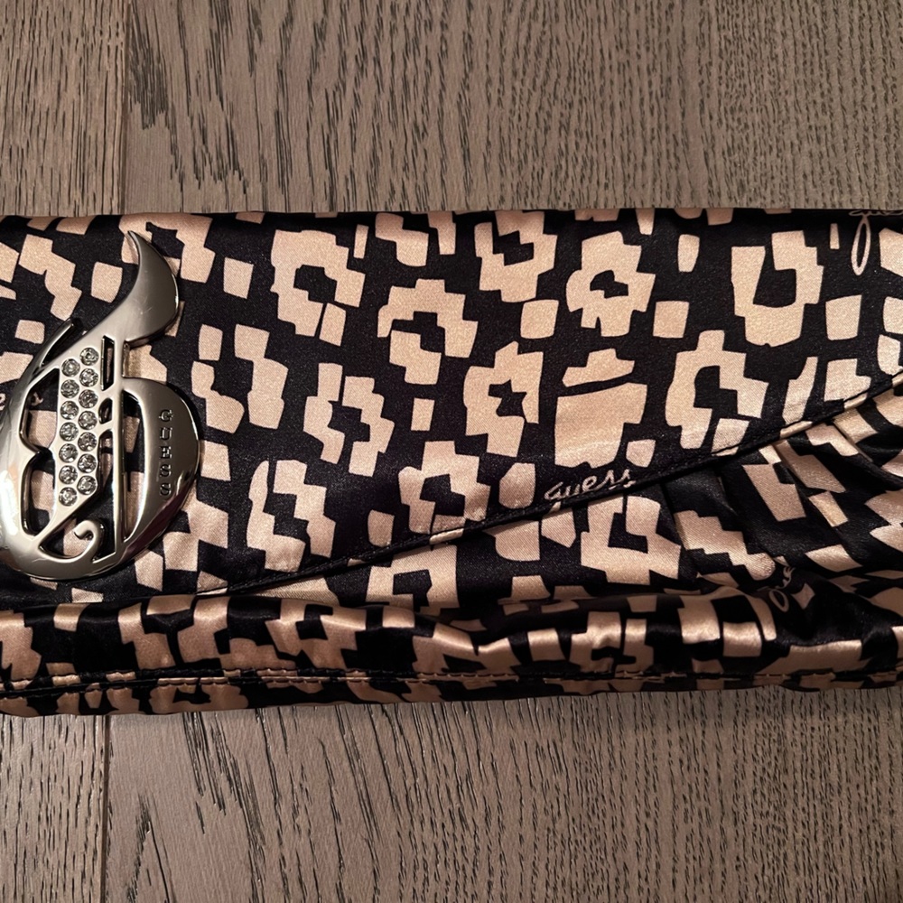 Guess clutch